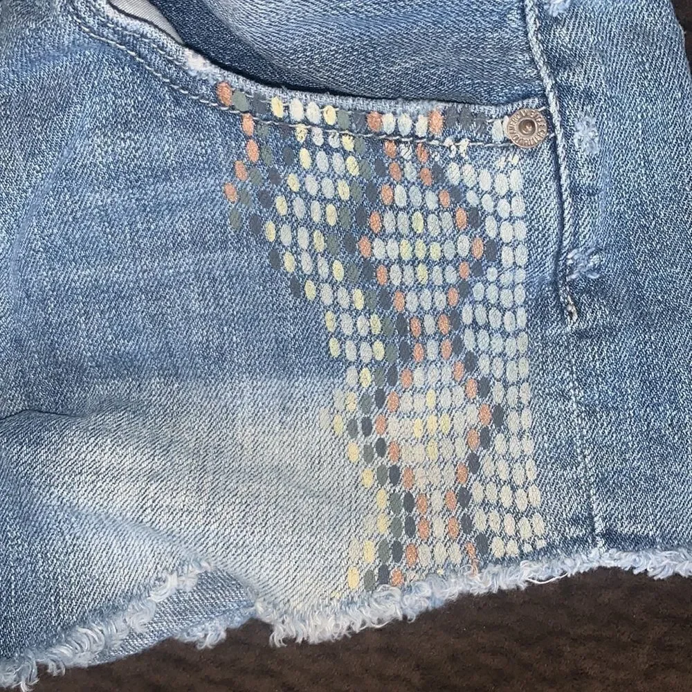 EXCELLENT CONDITION WOMEN’S SIZE 2 HI-RISE FESTIVAL AMERICAN EAGLE JEAN SHORTS